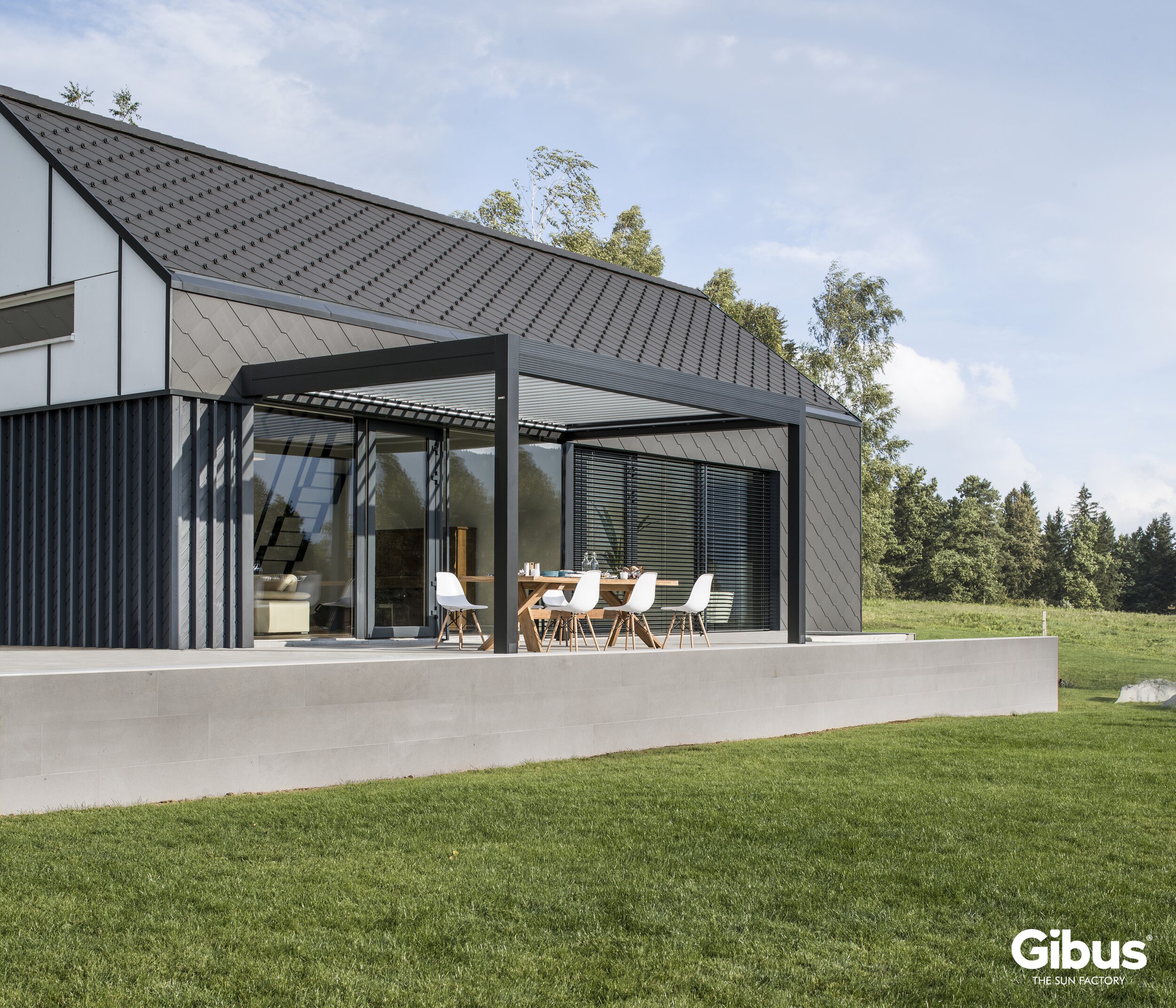 Moderní pergola Twist Gibus ve venkovním obytném prostoru