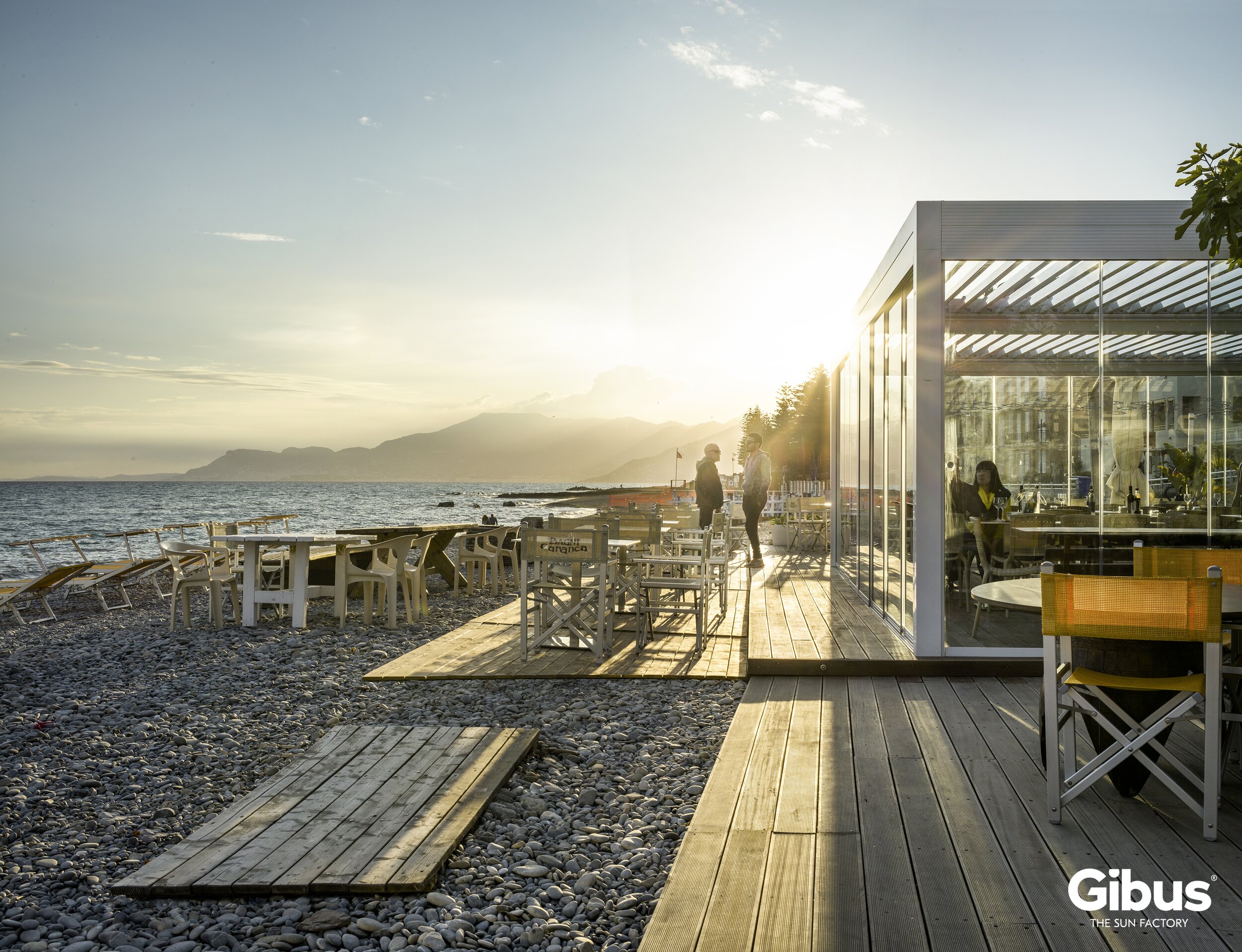 Architektonické řešení pergoly Twist od Gibus v zahradní instalaci