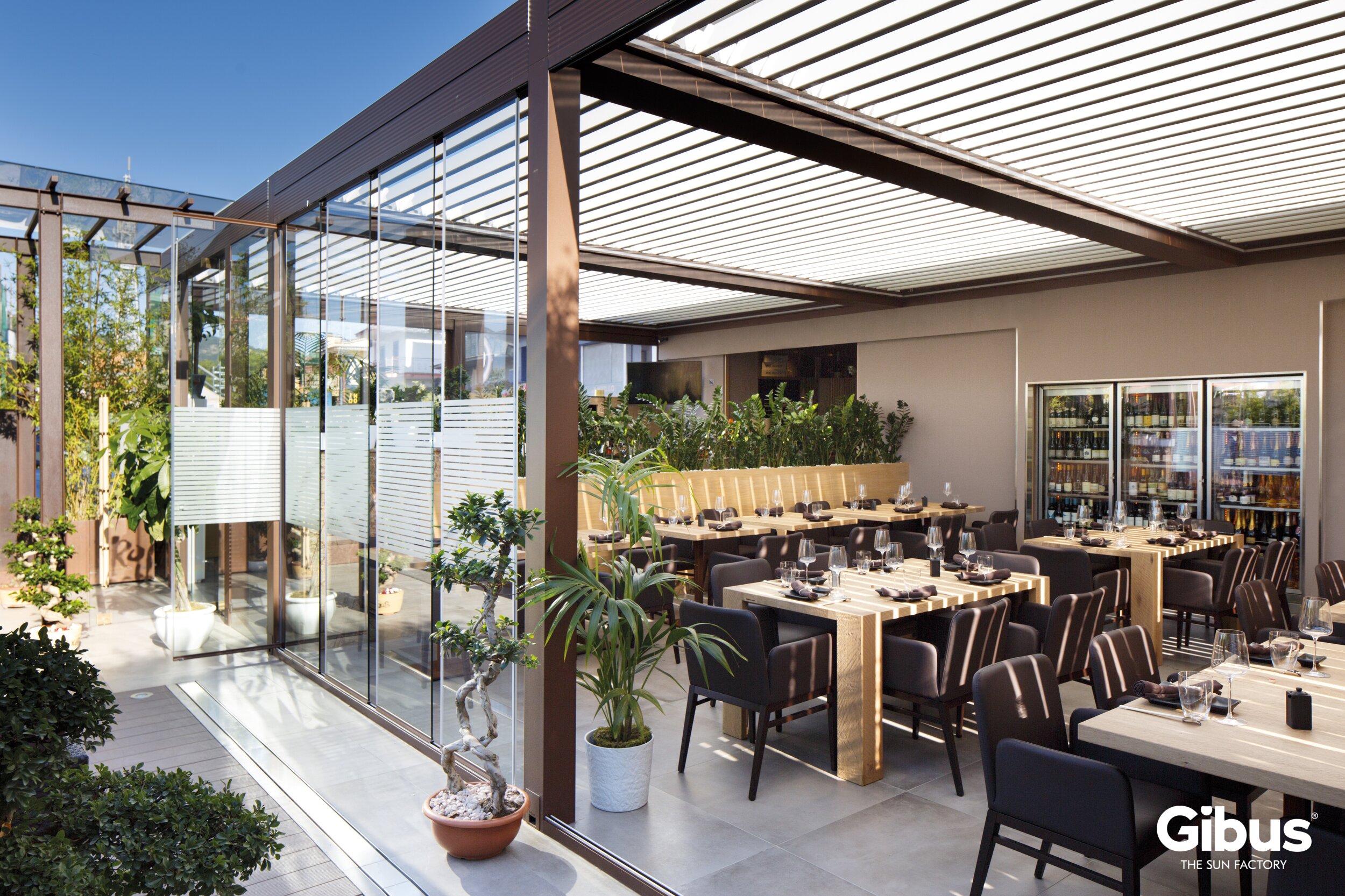 Realizace pergoly Gibus Twist pro moderní terasu