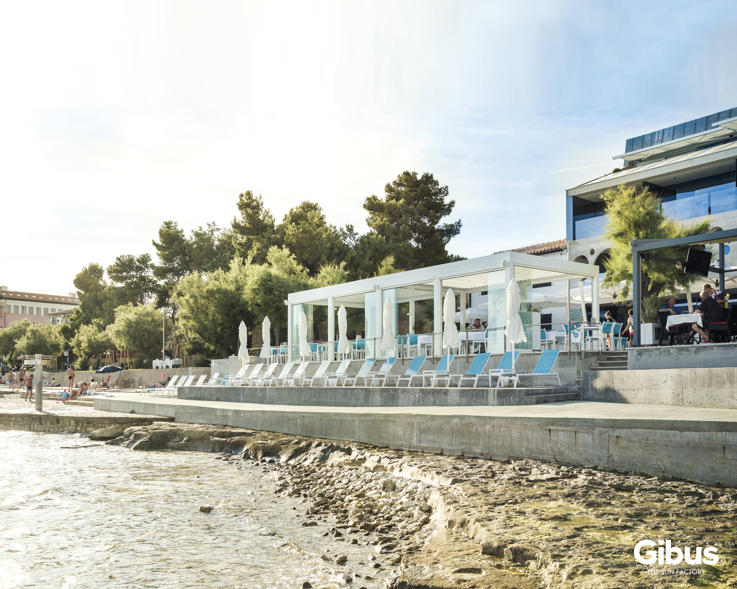 Prémiová pergola Gibus Twist v městském prostředí