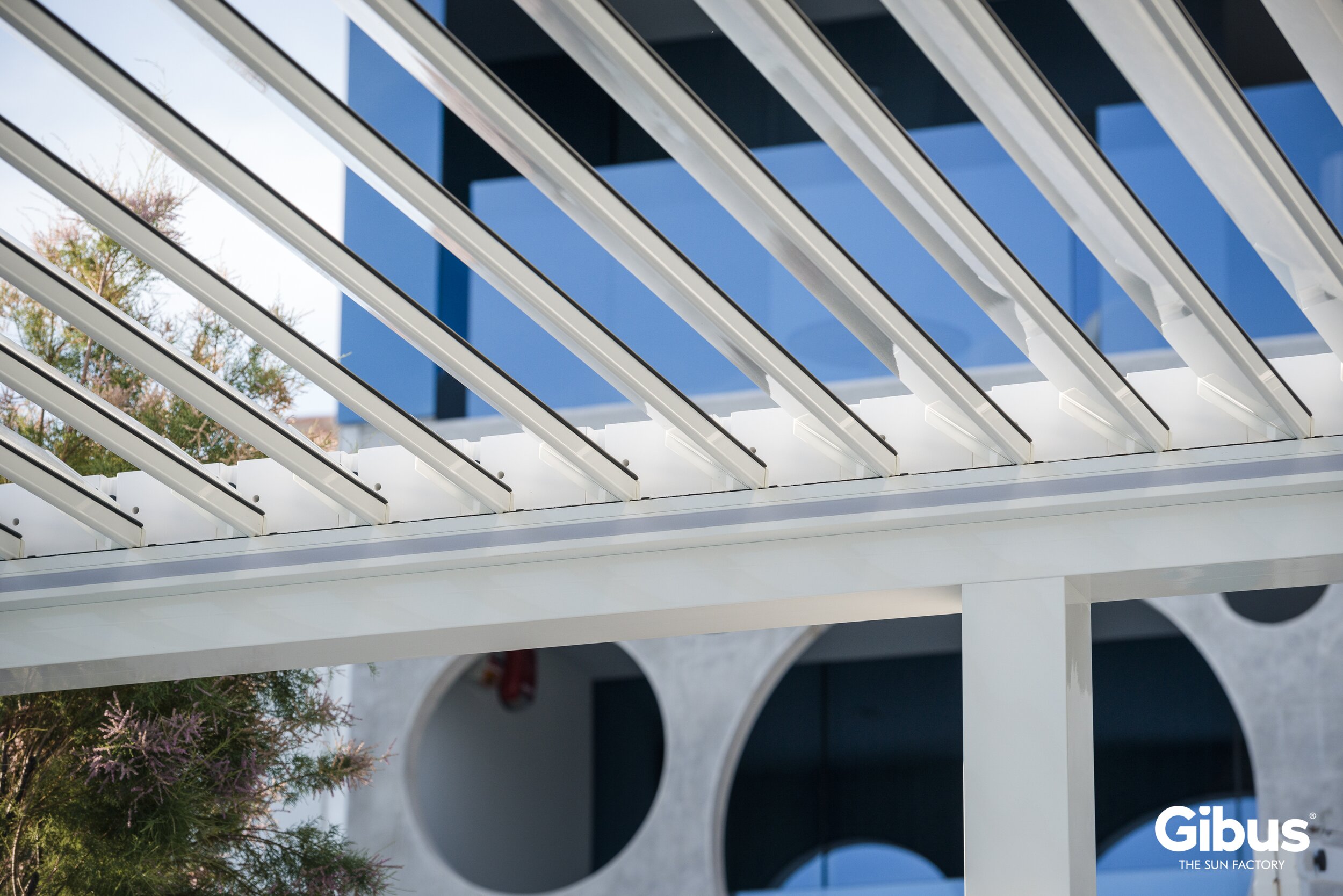 Elegantní venkovní prostor s pergolou Gibus Twist